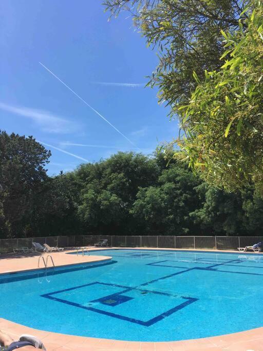 In Tropez, Swimming Pool And Parking Apartamento